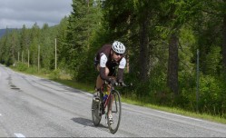 足彩网赛事中心：重达150公斤！你敢尝试全球最重哑铃的挑战吗？