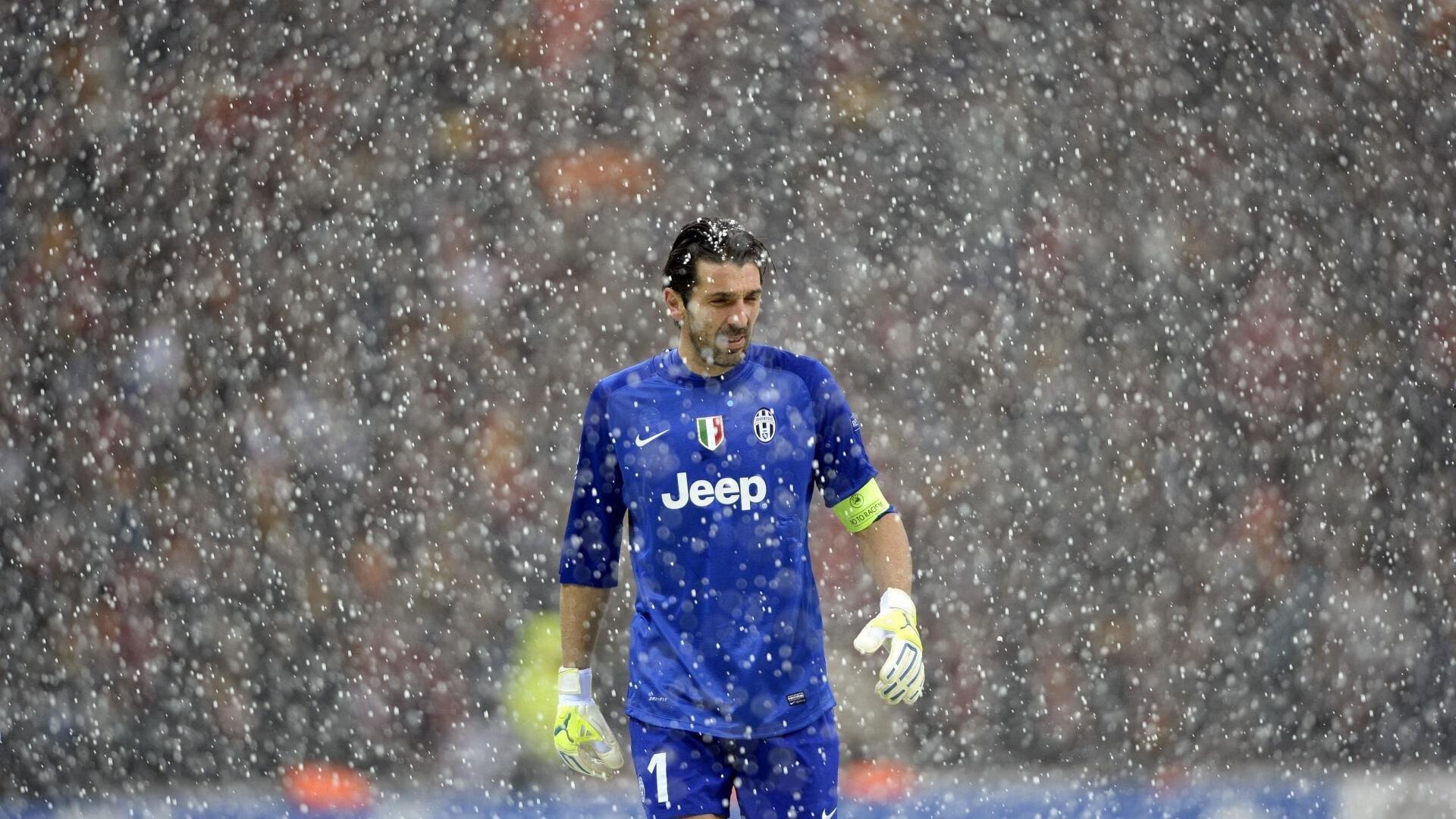 绿茵荒诞录，天下足球盘点20年20大离奇瞬间，球迷笑叹足球果然圆的！